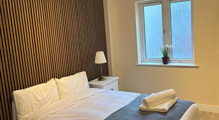 Excellent Central Location Apt 2 R2 - Image 1