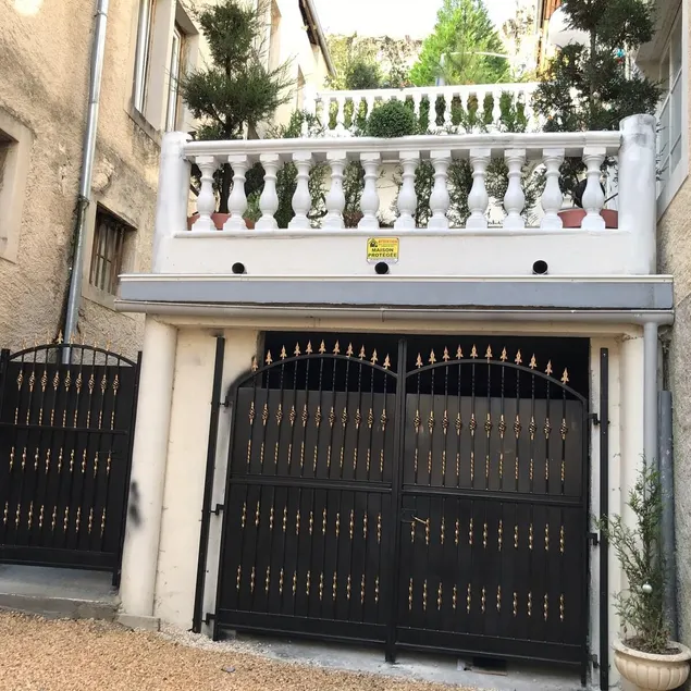 TREACY’S RÉSIDENCE - Image 1