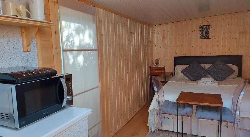 Pretty Garden Guest Suite with Private Balcony and In-suite - Image 1