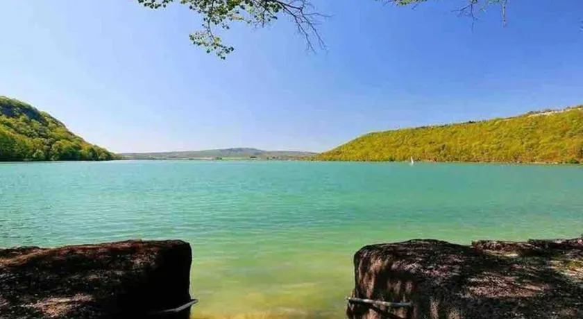 Maison/Gîte familial dans le Jura à 200m du lac avec piscine privée - Image 1