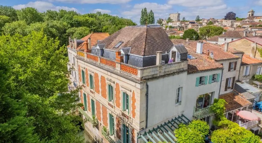 Beautiful large stylish villa centrally located in Pons - Image 1
