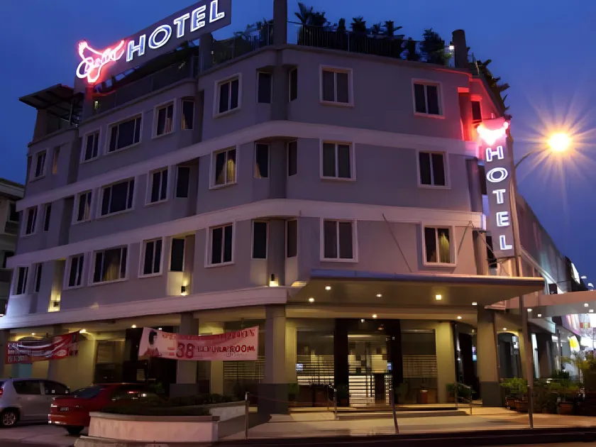 Country Hotel - Image 1