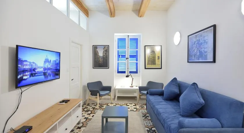 Grand Harbour Apartments - Image 1