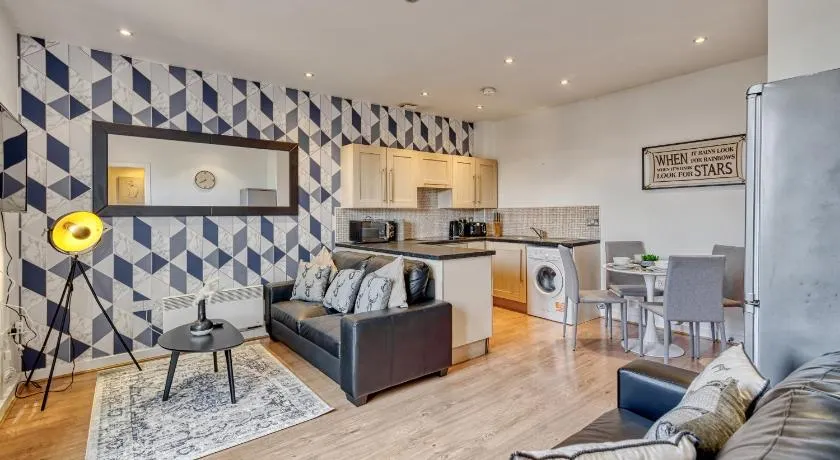 Cosy Central 2-Bed Flat City View & Parking - Image 1