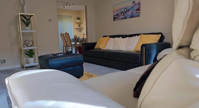 Modern luxury 3-bedroom guesthouse in Wigan - Image 1