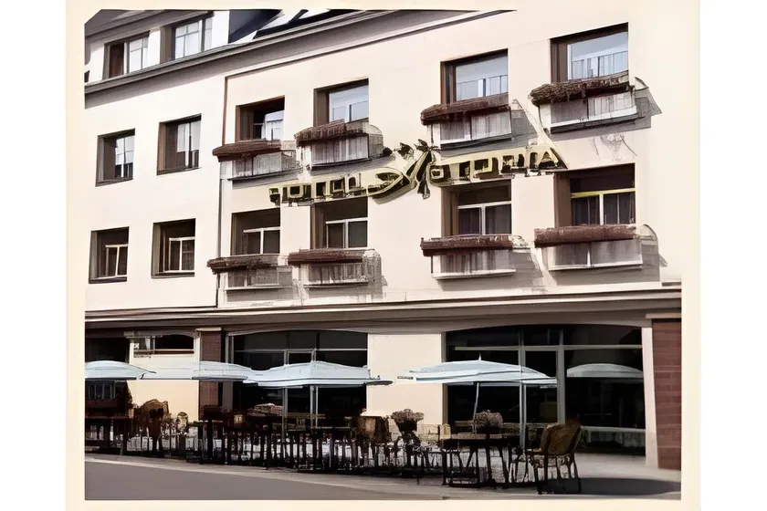 Astoria Gold Hotel - Image 1