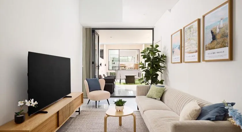 Luxury 5BR Home - Park Views - Near CBD & Airport - Image 1