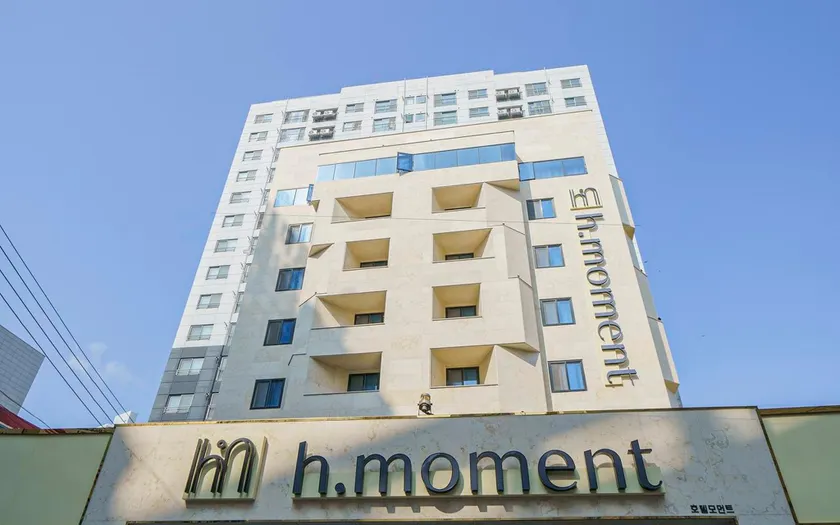H Moment Hotel - Image 1