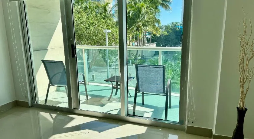Sunny Isles, beach life! Parking included - Image 1
