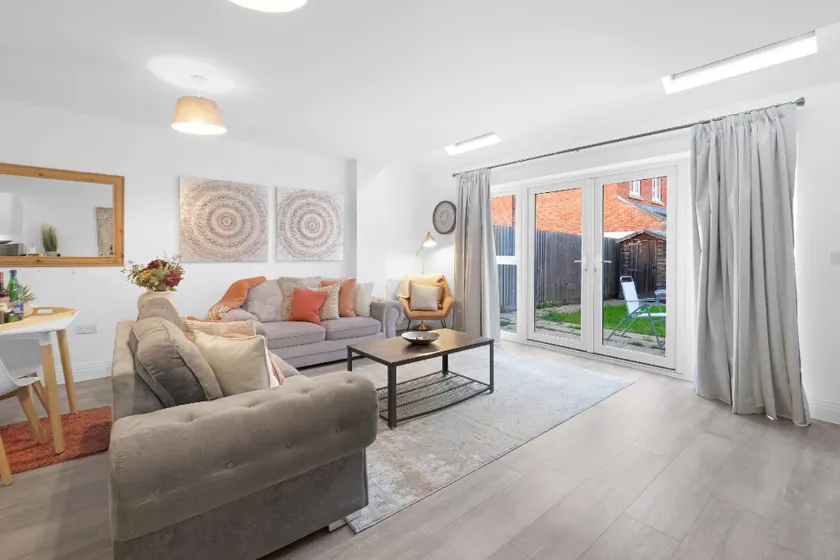 Spacious 6 Bedroom 2 Bath Serviced House with Parking in Denton Way - Image 1