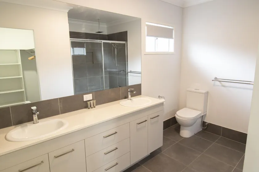 Spacious 4-Bed House in Leafy Plainland - Image 1