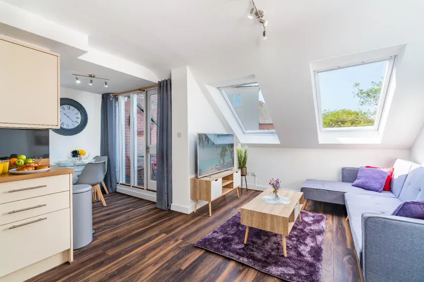 Beautiful Flat - Town Centre - Sleeps 4 - Netflix - Smart TV's By Teza Homes Serviced Accommodations - Image 1