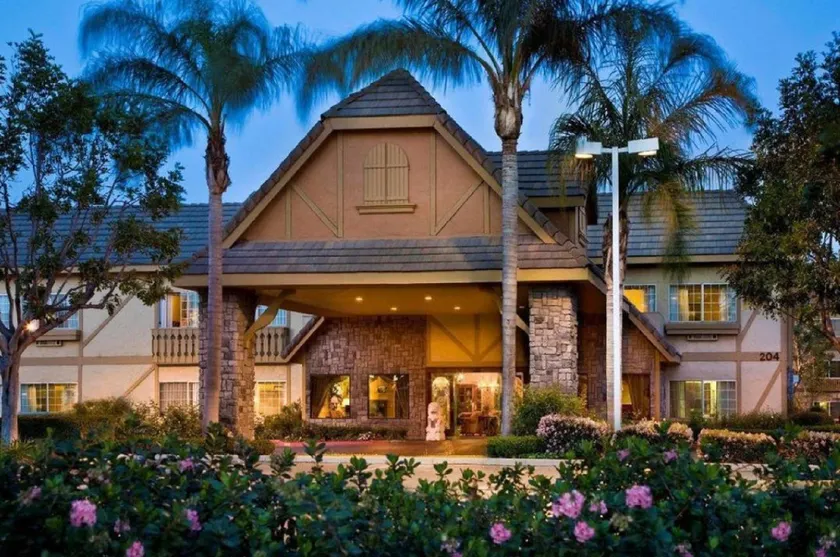 Folk Inn Ontario Airport - Image 1