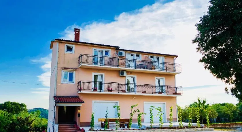 Guest House Maxi - Image 1