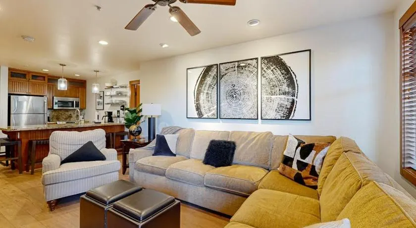 Cozy condo with shared hot tub & pool foosball near ski lifts - Image 1
