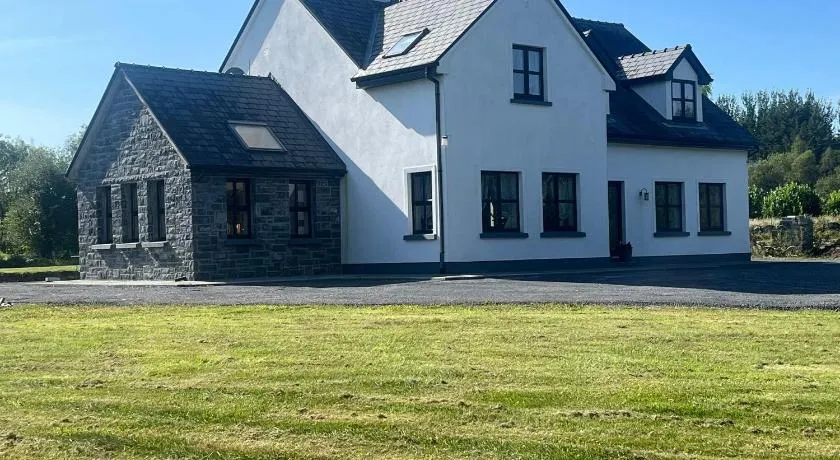 Fabulous 4 Bedroom House, Gateway to Connemara - Image 1