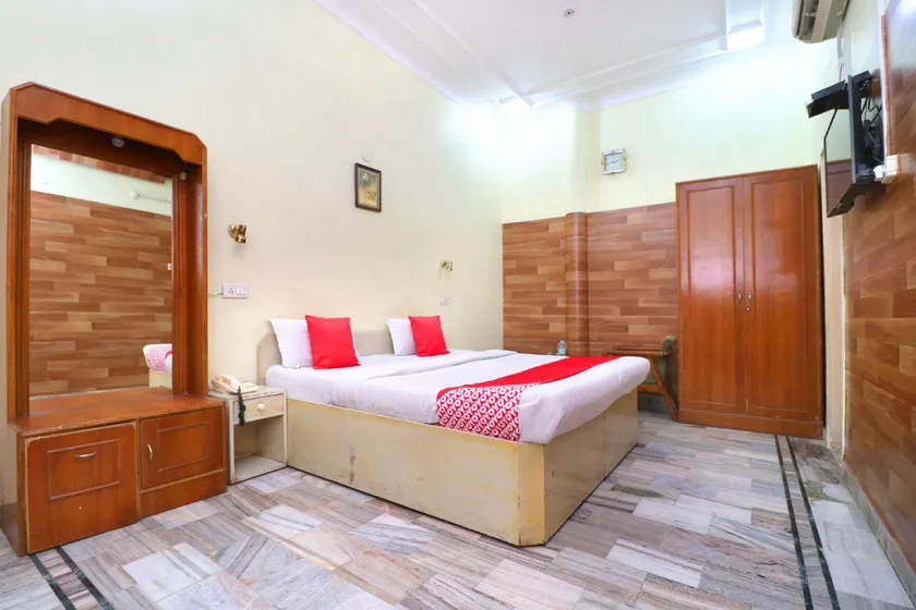 24073 Hotel Hari Darshan - Image 1