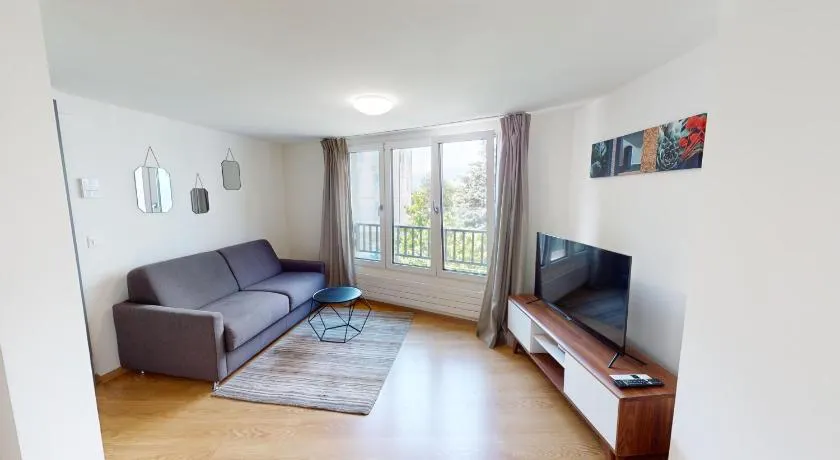 Fresh and Bright 1-Bedroom Centre Apartment - AL11 - Image 1