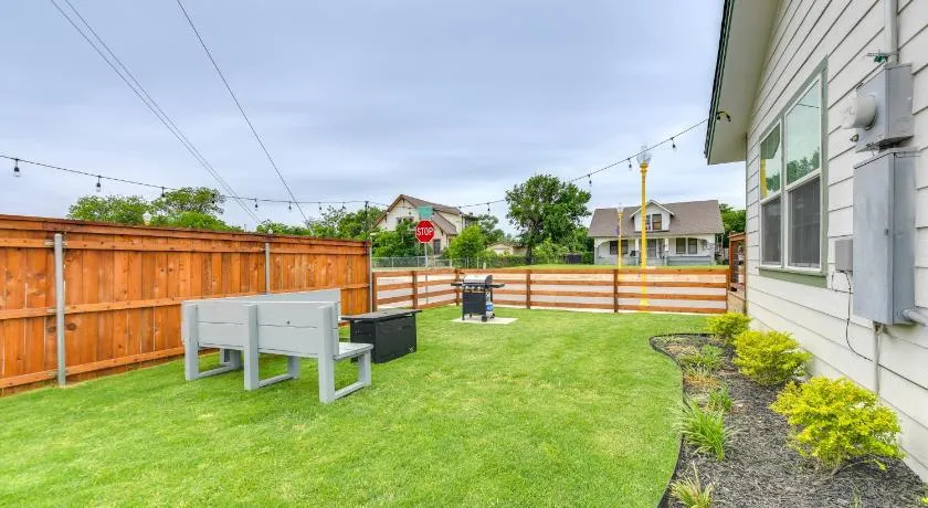 2 Mi to Dtwn: Chic Waco Studio w/ Fire Pit! - Image 1