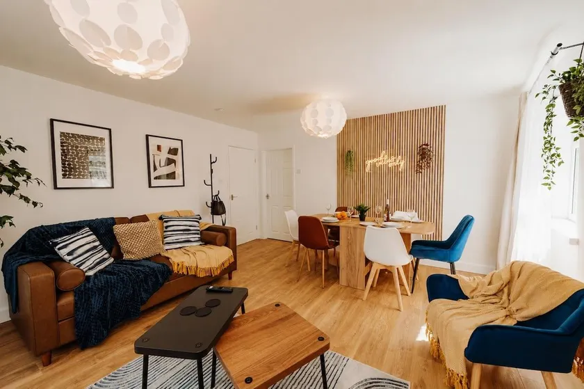 Stylish 2 Bedroom Stay Near Birmingham - Image 1