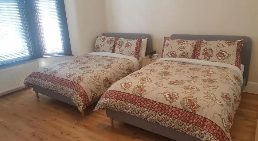 London Luxury 2 Bedroom Flat 5min walk from Overground, with FREE WIFI, FREE PARKING-Sleeps x6 - Image 1