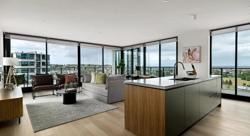 Elevated 3BR Stay - Views Amenities Parking - Image 1