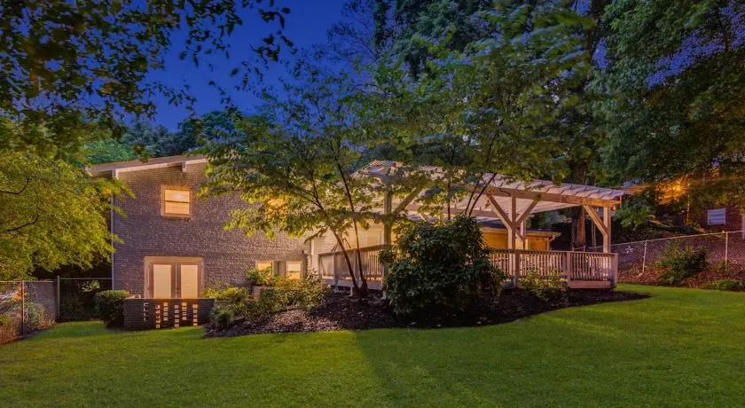 Stylish Atlanta Home 6BR Sleeps 12 - Image 1