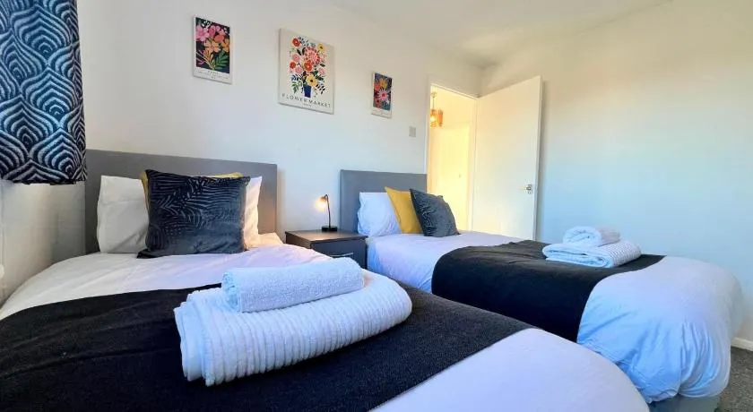 J&J stays 5 bedroom detached house in Peterborough with parking - Image 1