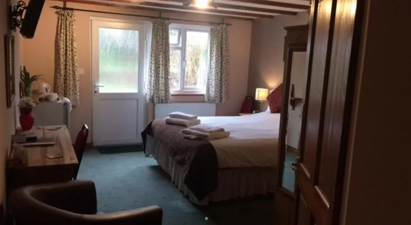 Crown House & Lodges B&B - Image 1