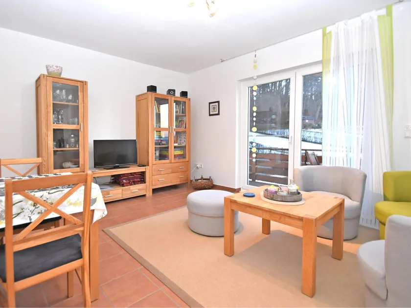 Bright apartment with private balcony and use of garden in the Weser Uplands - Image 1