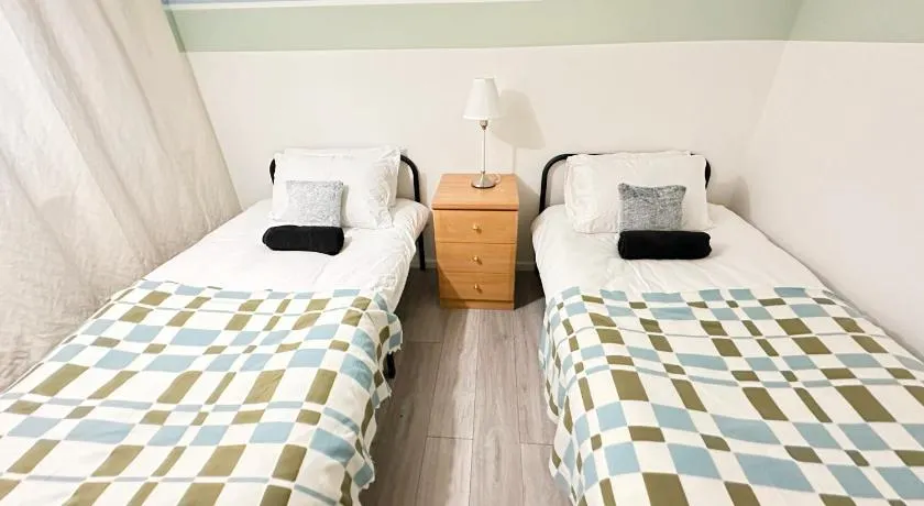 Spacious Luton Airport Accommodation - Perfect for Contractors, Families, Tourists & Long Stays - Image 1