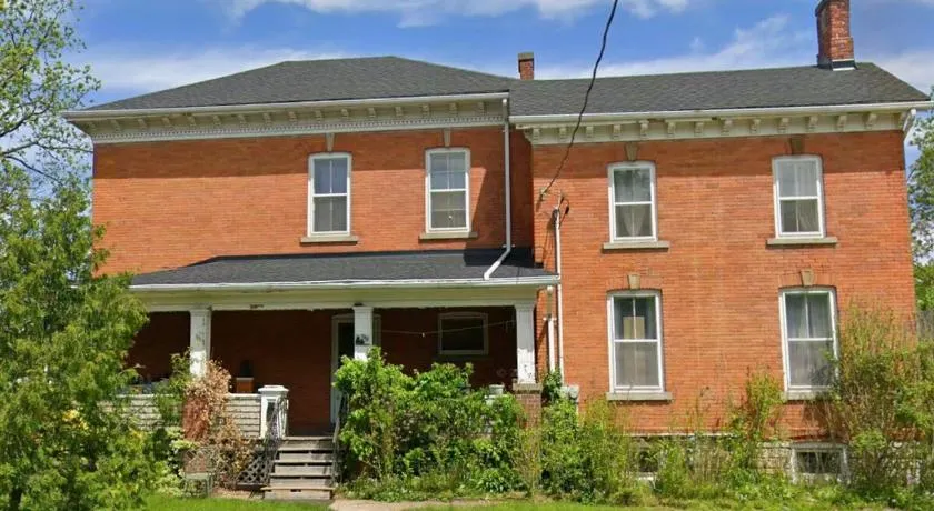 Large 7 Bedroom Heritage Home in St Catharines - Image 1