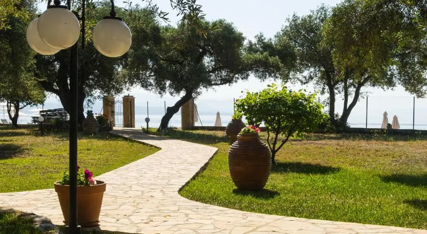 Renata Rooms & Studios - Beachfront, Large Garden & Free Parking - Image 1