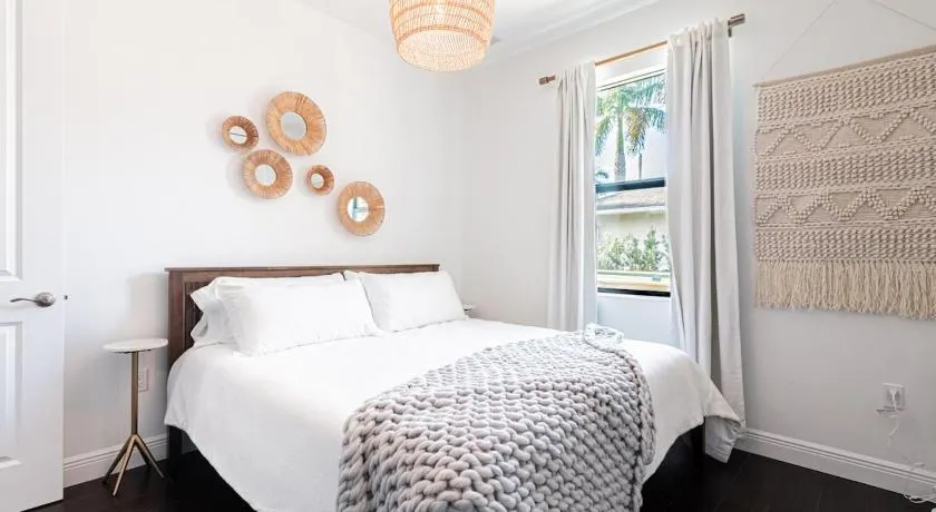 Beach Bungalow - Pool Bikes & Beach - Paddle Board Included - Image 1