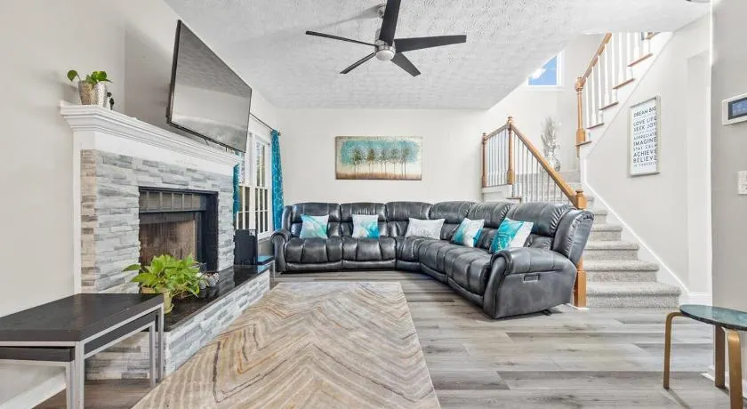 4BR Home with Office, Game Room, Deck and Huge Lawn FIFA Ready! - Image 1