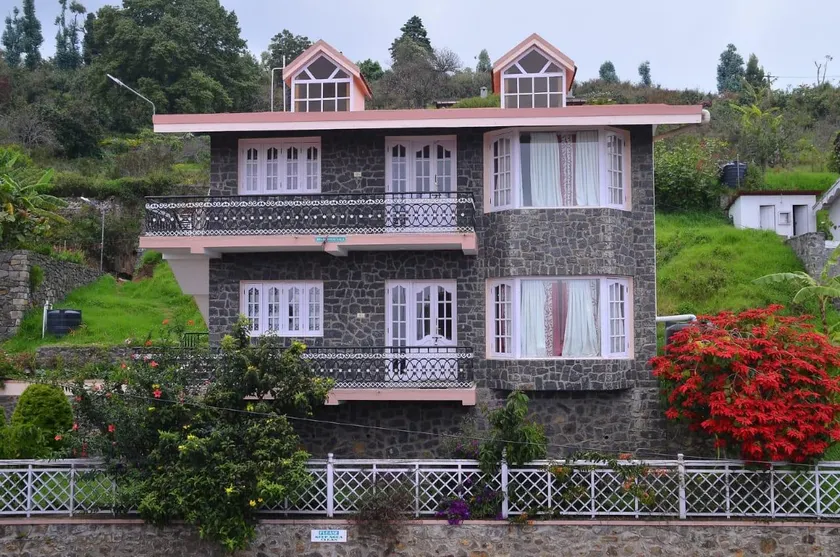 Hotel Temple Towers - Image 1