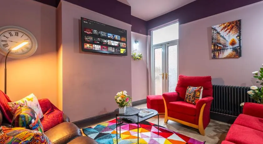 Hull Largest 5 Bedroom Hope home 2BR 8 Beds Garden, Games & Parking - Image 1