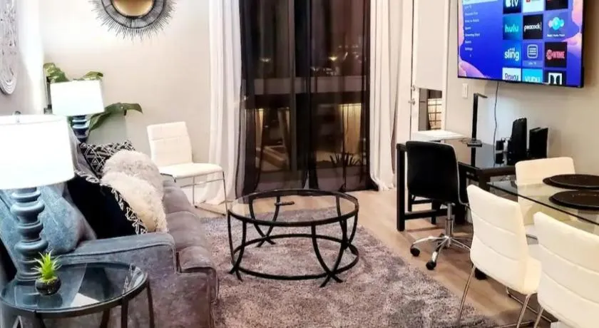 Spacious 2 bed 2 bath, Pool, Hottub, Wifi, 24 hr Fitness, Parking - Image 1