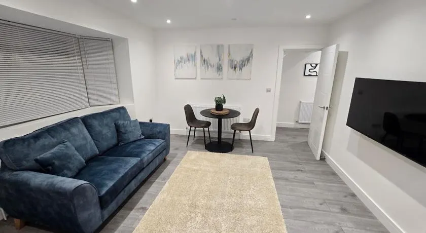 Slough Modern 1Bed Apt Free Parking, WiFi, Near Windsor, & Heathrow - Image 1