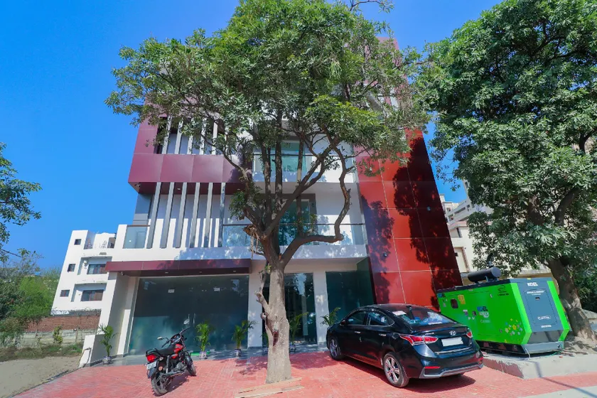 OYO 79165 Collection O Hotel Green view - Image 1