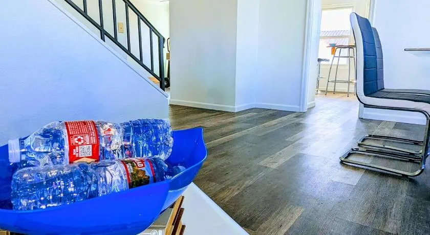Luxury Home in Phoenix Peoria for 16 Guests & Pool - Image 1