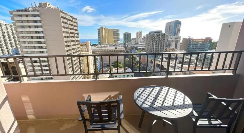 Royal Kuhio 1701 - Spacious Corner Unit with Stunning Mountain Views in the Heart of Waikiki! - Image 1