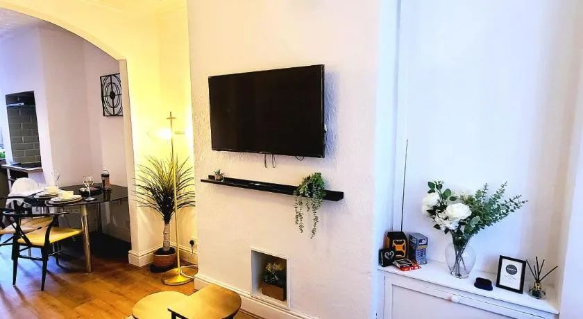 Business Friendly 2BR House Sleeps 5, Wi-Fi, Workspace & Free Parking - Image 1