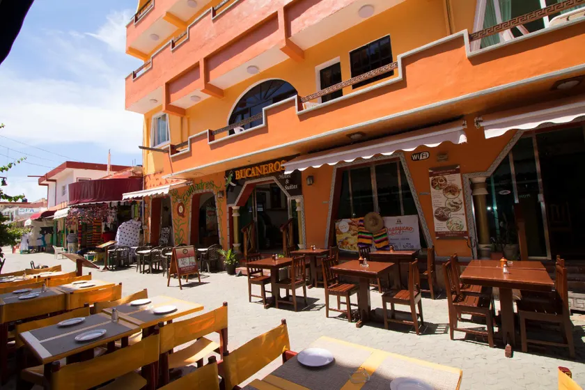 Hotel Bucaneros - Image 1
