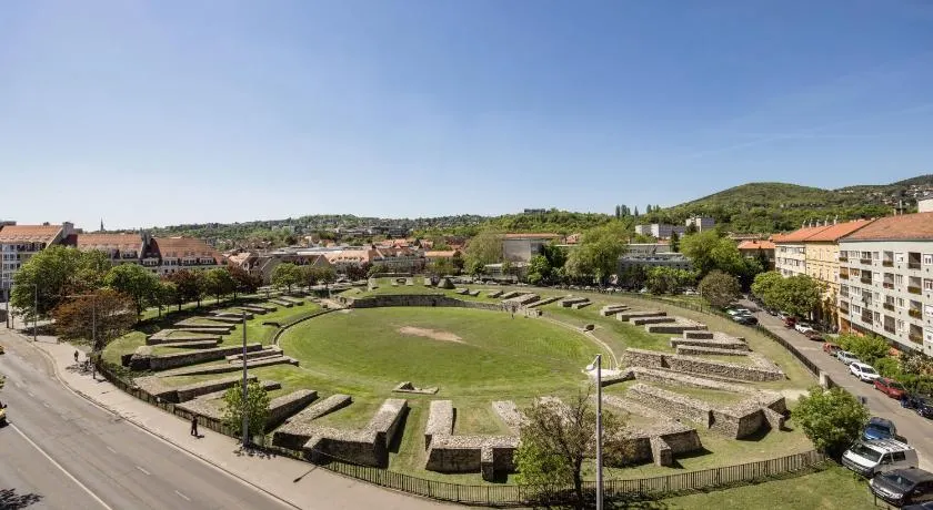 Amphitheatre View Apartment with Free Parking - Image 1