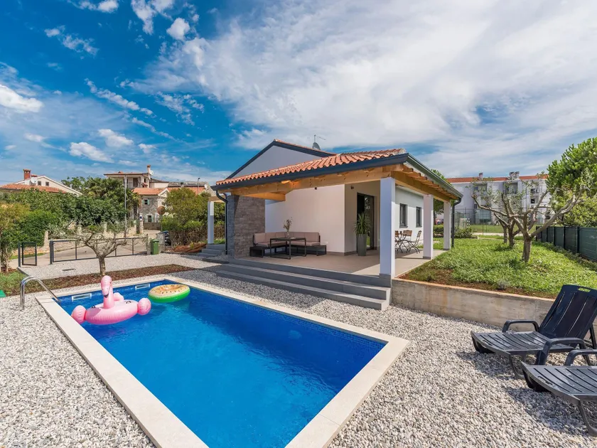 Villa in Novigrad with Private Pool and Beach - Image 1