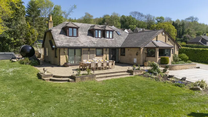 A Stunning 6 Bed Country Home in Cheltenham - Image 1