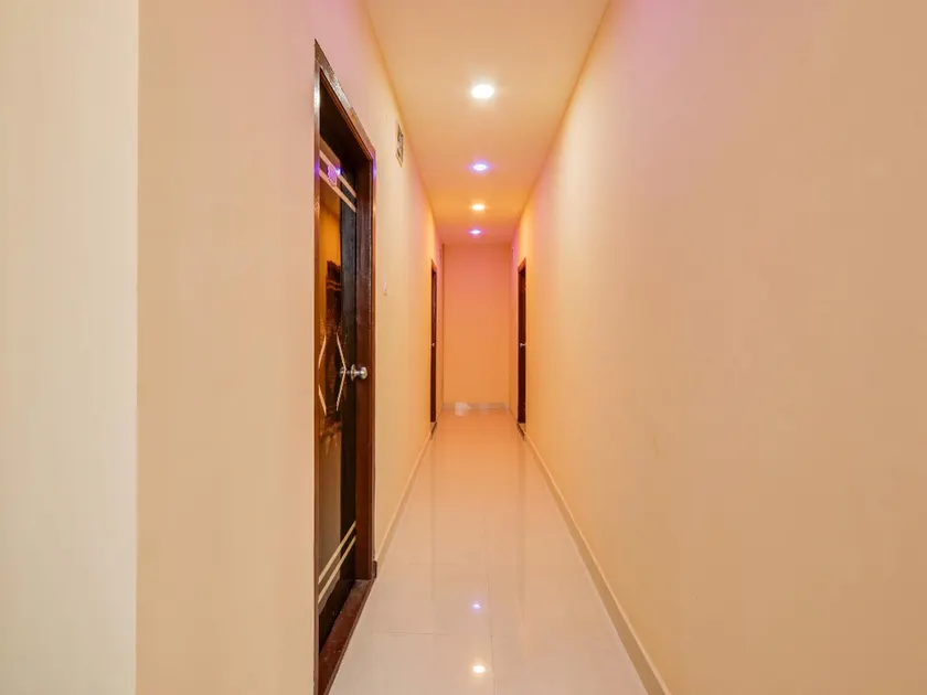 OYO SREE NAVYA GRAND HOTEL - Image 1