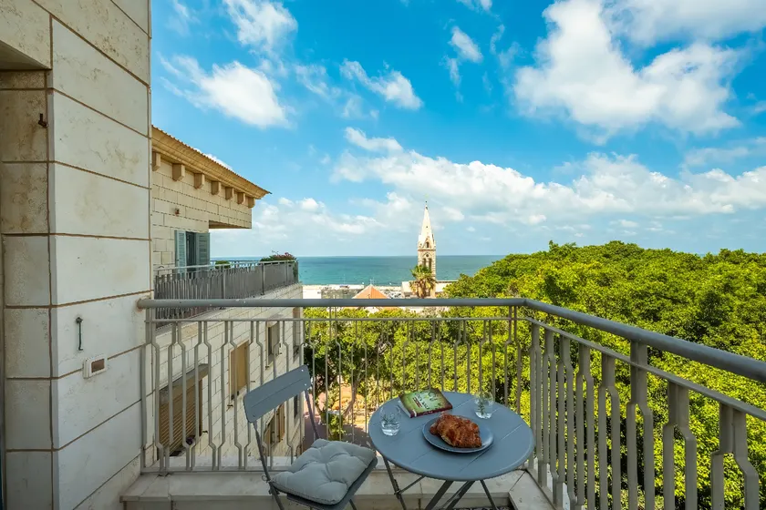 Jaffa Charming Beachfront Studio - Image 1