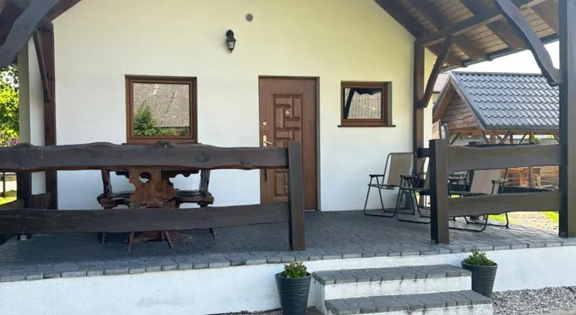 Domek letniskowy 8-osobowy nad jeziorem Wilczyńskim, basen, rowerki wodne pomost kajaki, boisko do siatkówki, wiele udogodnień - Image 1